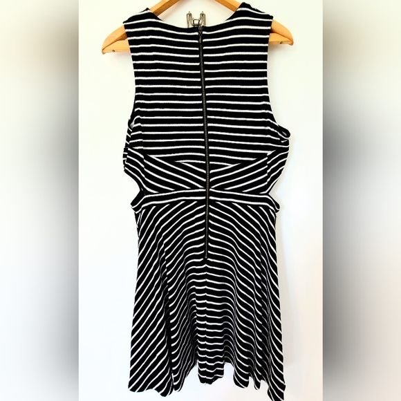 Xhilaration Dress - Black and White Open Cut Out Dress - Size XL - Picture 4 of 8